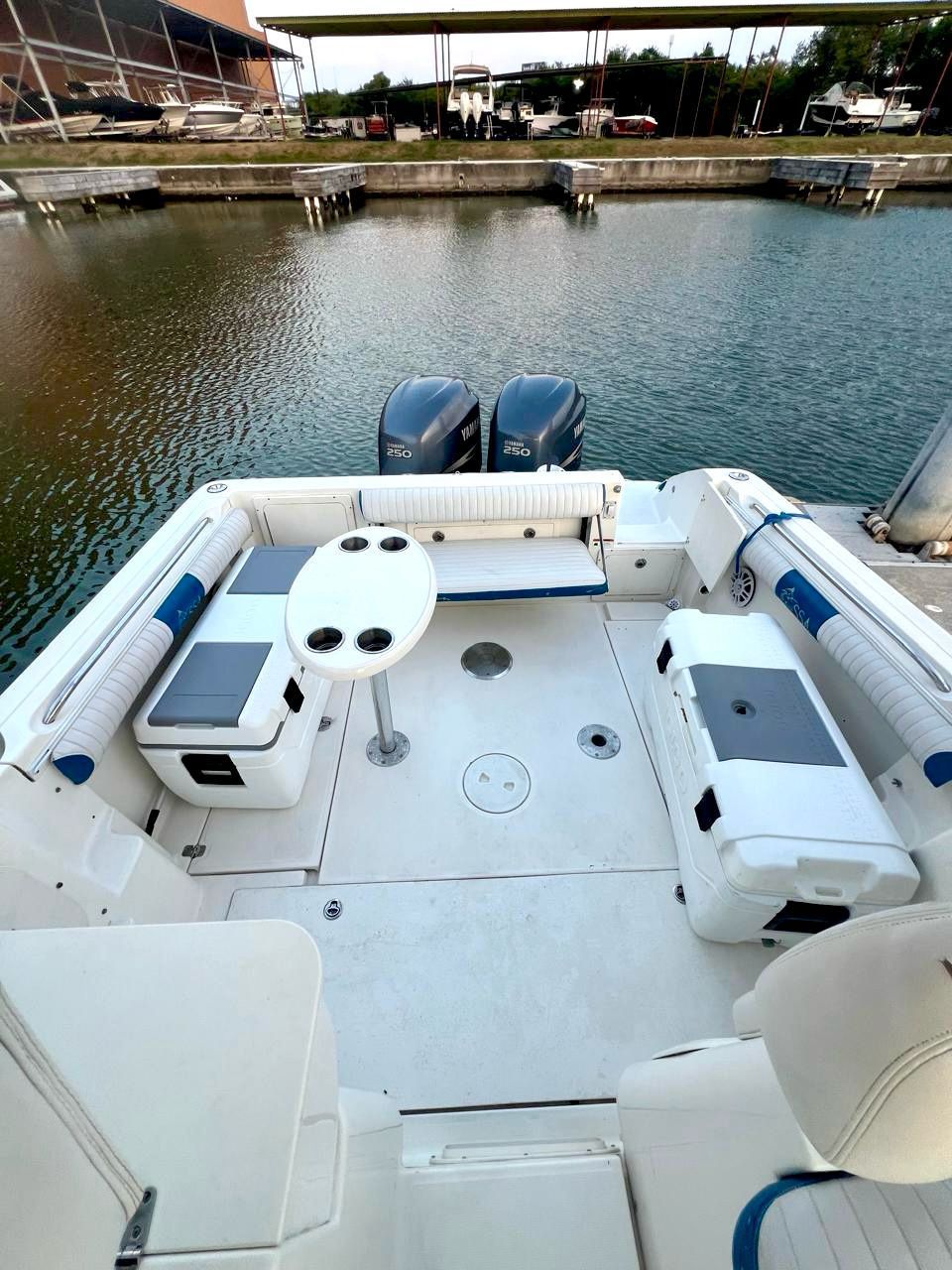 Popa de la Wellcraft 270 FT en el agua