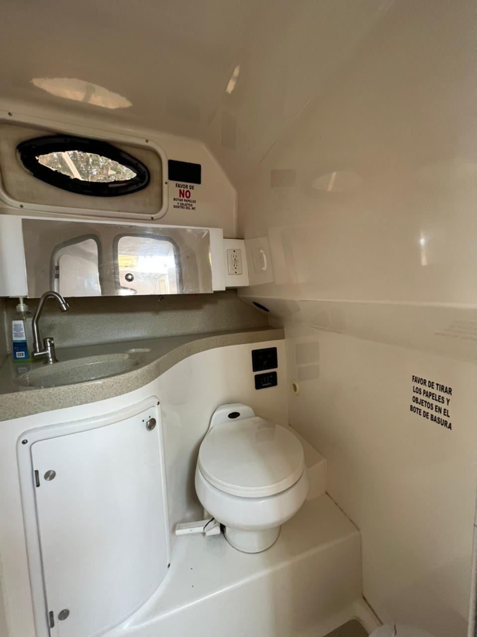 Baño a bordo de la Wellcraft 290 FT