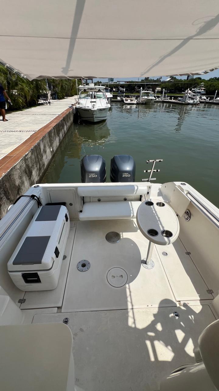 Interior de popa de la Wellcraft 270 FT